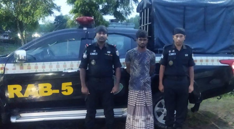চাঁপাইনবাবগঞ্জের মোটরসাইকেলে পাচারকালে র‌্যাবের হাতে ১৬১ বোতল ফেনসিডিলসহ যুবক গ্রেপ্তার